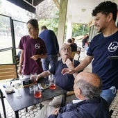 Un camarero sirve a unos clientes en la terraza de un bar en San Sebastián.