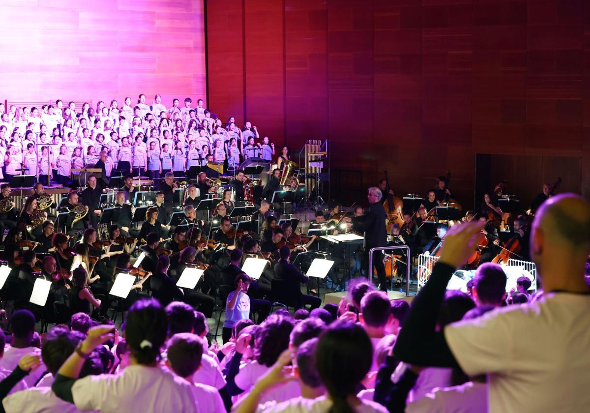 Integrantes de los coros infantiles, los músicos de Euskadiko Orkestra, los alumnos participantes en el proyecto y profesores, durante el concierto.