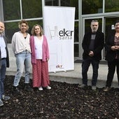 Joanmari Larrarte eta Zenbat Gara elkarteko eta Kanaldude telebistako kideak, agerraldian.