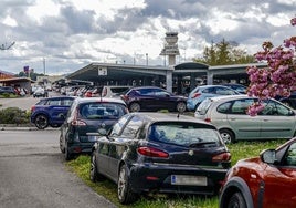 Parking del aeropuerto de Foronda desbordado durante el puente de San Prudencio.