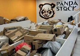Varios paquetes de Amazon, Shein y Temu dentro del local de Panda Stock.