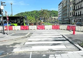 El nuevo paso de cebra de la avenida de la Libertad ya está pintado hasta la mediana. Los operarios daban ayer retoques a una obra muy molesta que ha exigido continuos desvíos y cortes de circulación en los carriles de este punto neurálgico del centro de la ciudad.