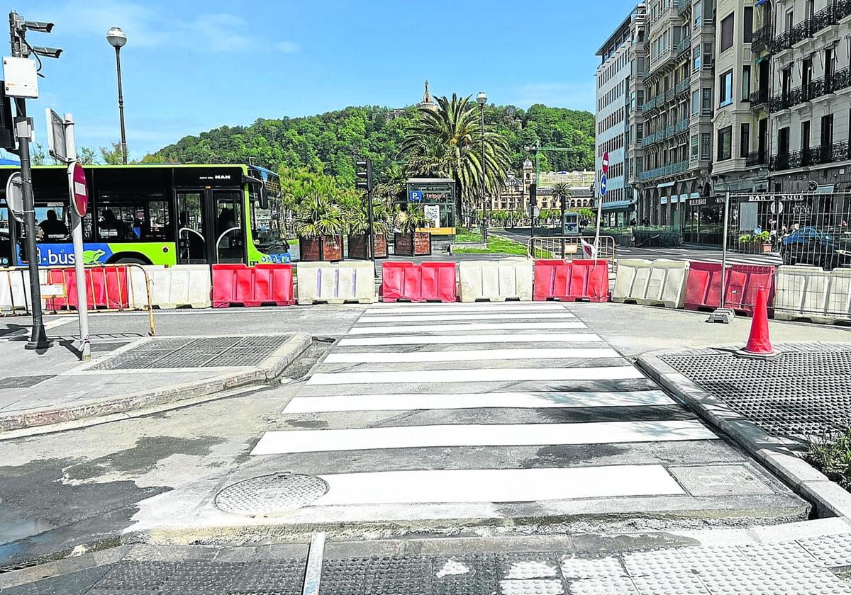 El nuevo paso de cebra de la avenida de la Libertad ya está pintado hasta la mediana. Los operarios daban ayer retoques a una obra muy molesta que ha exigido continuos desvíos y cortes de circulación en los carriles de este punto neurálgico del centro de la ciudad.