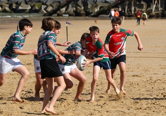 Partido de rugby en la playa de La Concha.