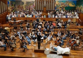 Los andoaindarras del coro infantil de la Musika Eskola en uno de los ensayos de 'Logelan logale'.