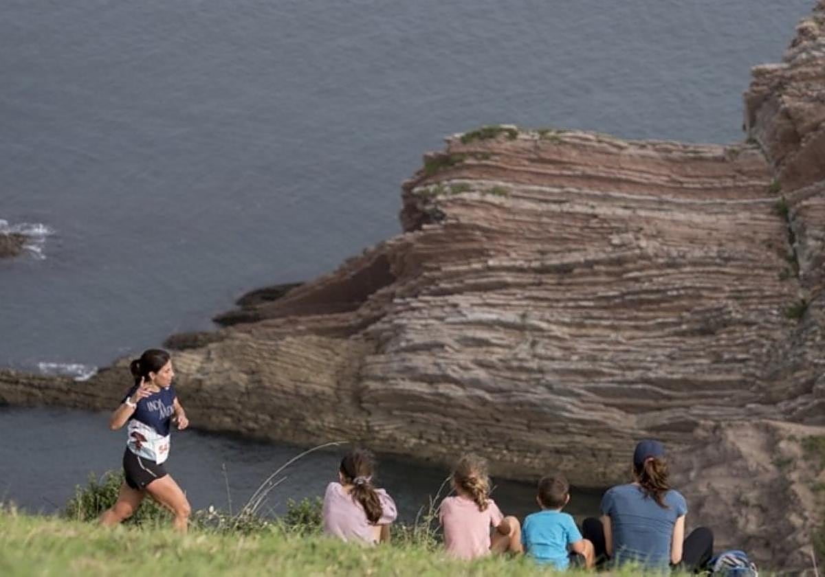 Una participante corriendo por los acantilados.