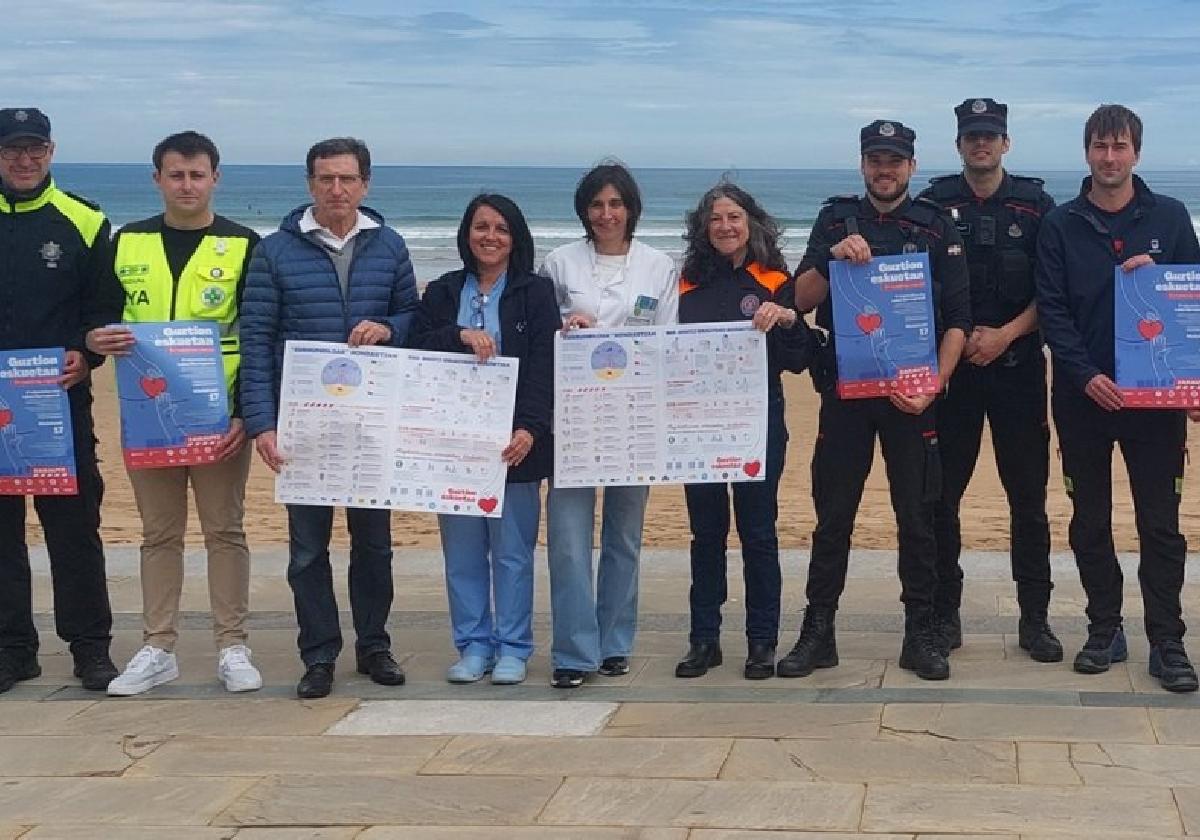 Personal de la policía local, DYA, Osakidetza, Babes Zibila, Ertzaintza y bomberos, junto al diseñador Alberto Caballero y el edil Gervasio Gabirondo.