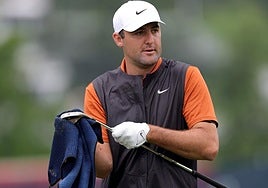 El número uno del mundo, Scottie Scheffler, limpia uno de sus hierros en la ronda de prácticas.