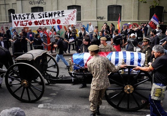 El cortejo fúnebre del expresidente uruguayo Pepe Mujica atraviesa Montevideo.