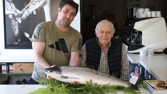 David Miranda, el pescador, hace entrega a Txomin, dueño del Restaurante Rekondo, del 'Lehenbiziko', el primer y único salmón extraído del Bidasoa