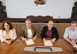 Representantes de las partes durante la firma del acuerdo.