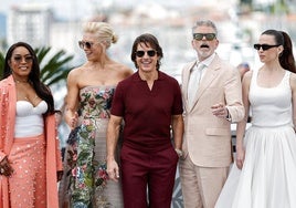 El director Christopher McQuarrie y los actores Tom Cruise, Angela Bassett, Hayley Atwell y Hannah Waddingham ayer en Cannes en la presentación de la nueva entrega de 'Mission: Impossible'.