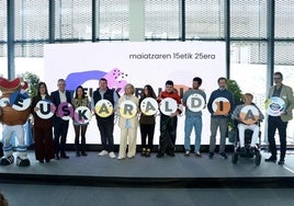 Aurtengo Euskaraldiaren 11 enbaxadoreak eta Eneko Goia, Donostiako alkatea, aurtengo edizioaren aurkezpenean.