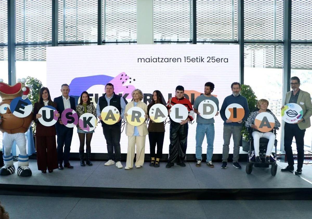 Aurtengo Euskaraldiaren 11 enbaxadoreak eta Eneko Goia, Donostiako alkatea, aurtengo edizioaren aurkezpenean.