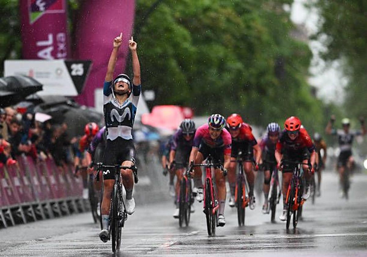 Cat Ferguson señala al cielo para dedicar su triunfo en la meta de Pamplona.