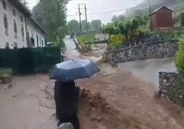 Un vecino observa el desbordamiento.