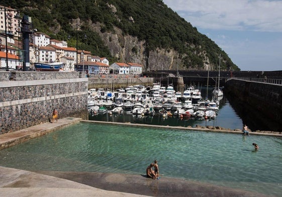 La piscina natural de Elantxobe con vistas al puerto.