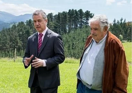 El lehendakari Iñigo Urkullu y José Mujica charlan durante la visita del uruguayo a Euskadi en 2015