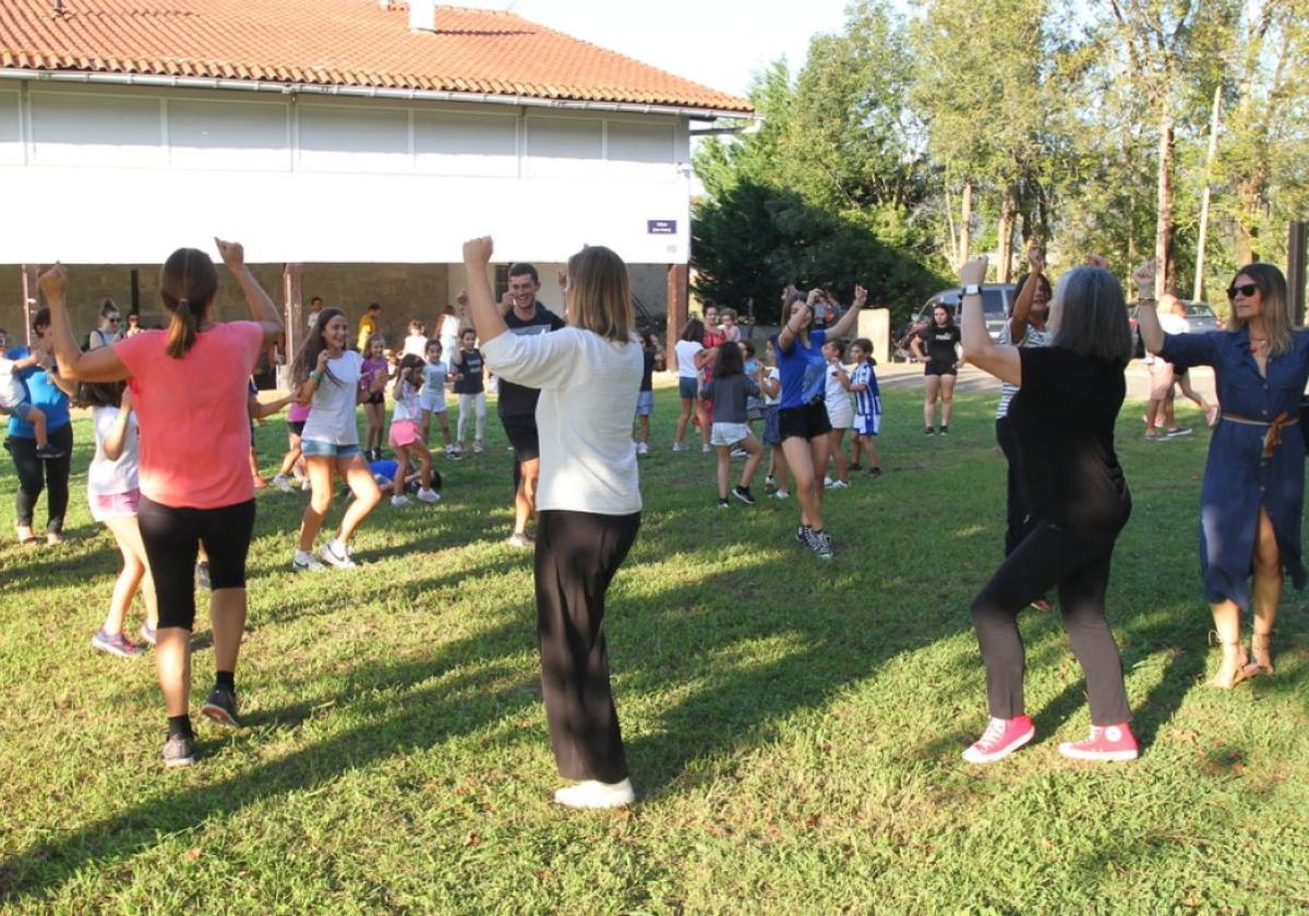 Elgoibartarras de todas las edades bailan en la campa de Azkue durante una romería anterior.