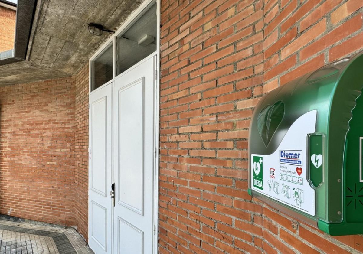 Imagen del nuevo desfibrilador instalado en Hirigoien, en el 'Txapiñoi eraikina'.