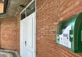 Imagen del nuevo desfibrilador instalado en Hirigoien, en el 'Txapiñoi eraikina'.