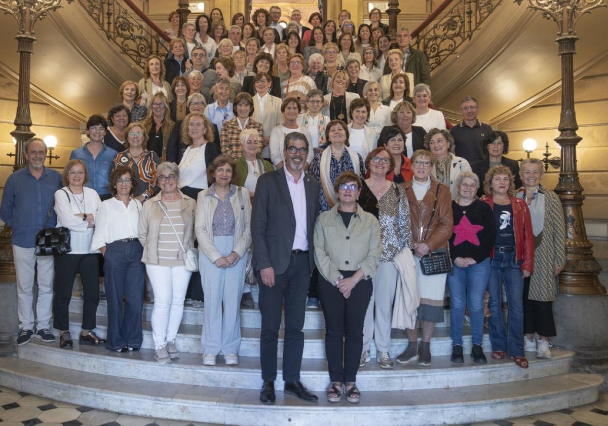 Las enfermeras de Gipuzkoa celebraron el Día Internacional de la Enfermera en el Salón de Plenos del Ayuntamiento. En la foto posan con el alcalde, Eneko Goia.