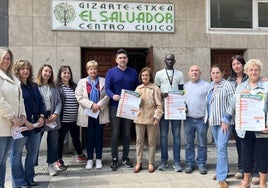 Representantes municipales, vecinos y miembros de distintos colectivos en la presentación de la iniciativa.