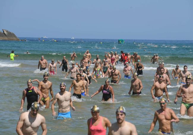 La travesía Getaria-Zarautz es la más popular de todas las que se celebran en el estado.