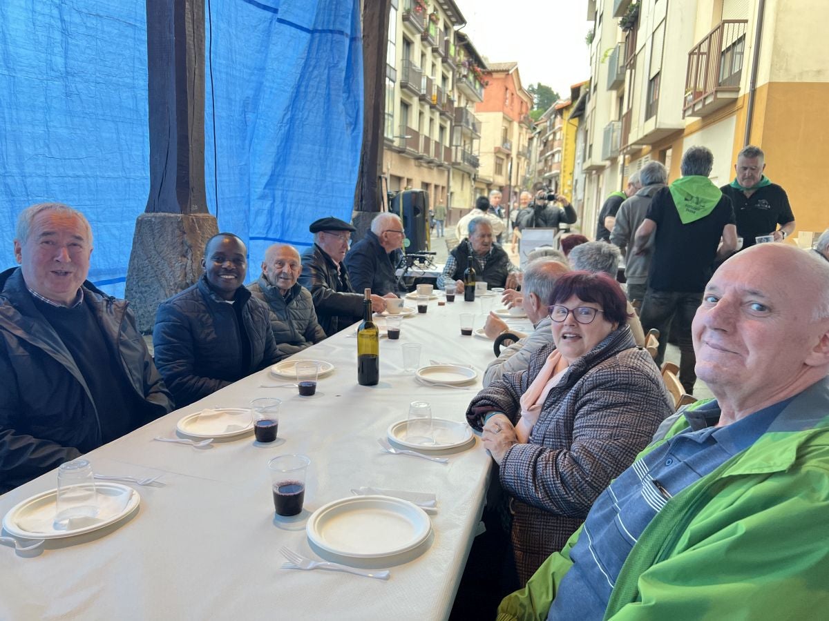 Los mayores protagonizan las primeras horas festivas en Eitza