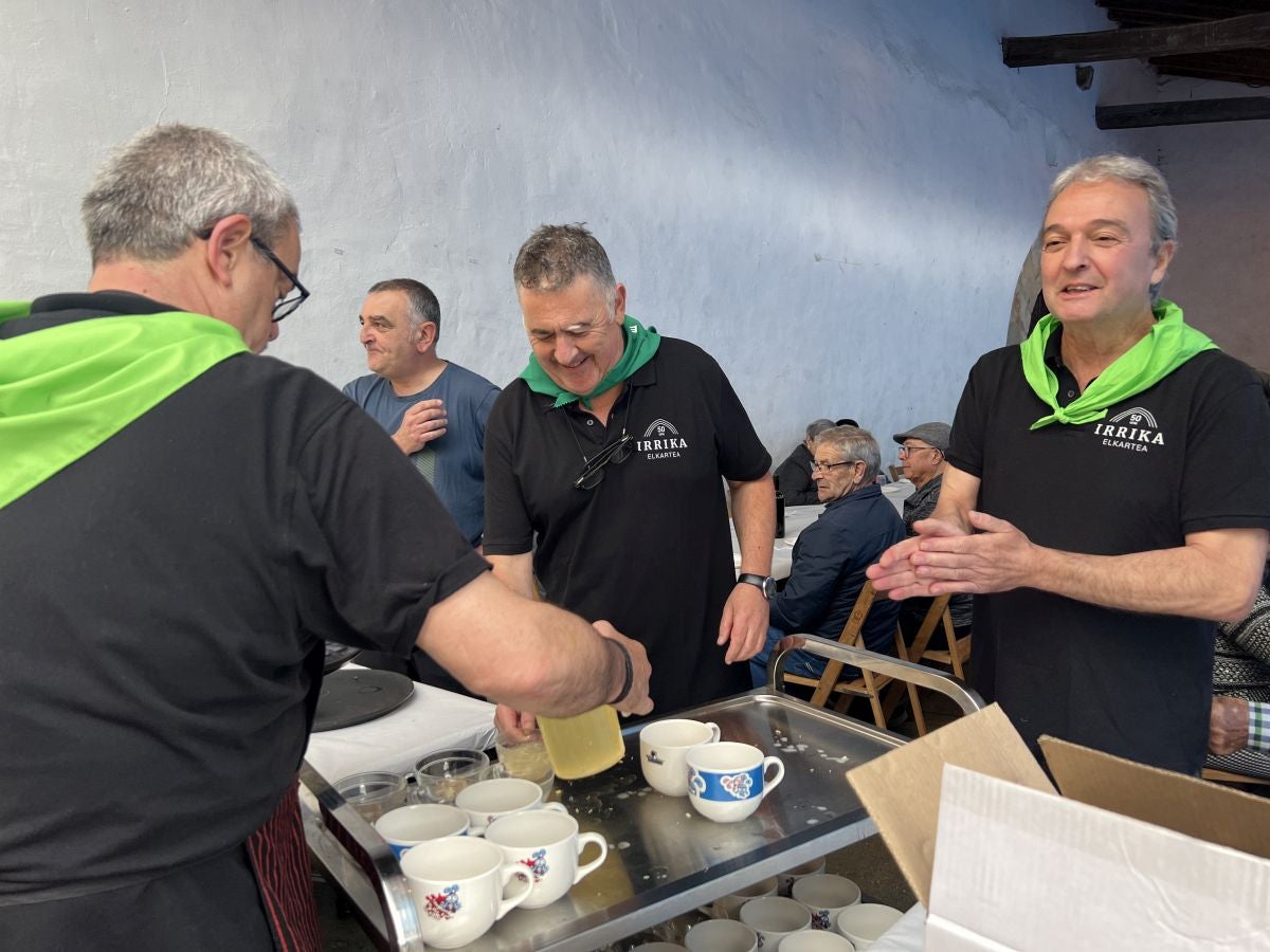 Los mayores protagonizan las primeras horas festivas en Eitza
