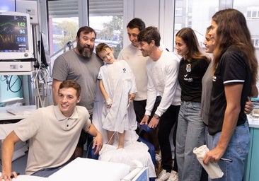 La Real arranca sonrisas a los niños ingresados en el hospital