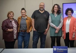 El coordinador general de Podemos Euskadi, Richar Vaquero, junto a varias integrantes de la dirección del partido.