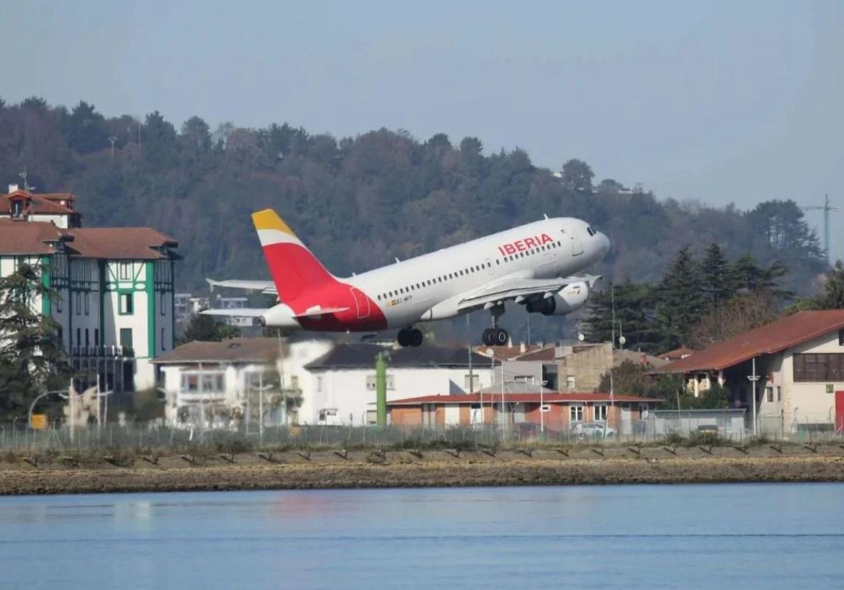 El aeropuerto de Hondarribia roza en abril los 40.000 pasajeros, un 8,5% menos que el año pasado
