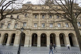 Exterior de la sede de la Diputación foral, en la plaza de Gipuzkoa.