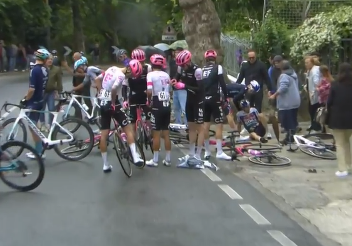 Caída con Carapaz y Hindley (en el suelo) de este jueves en el Giro.