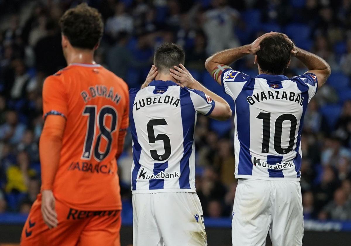 Igor Zubeldia y Mikel Oyarzabal se llevan las manos a la cabeza tras desperdiciar la Real una ocasión de gol ante el Celta.