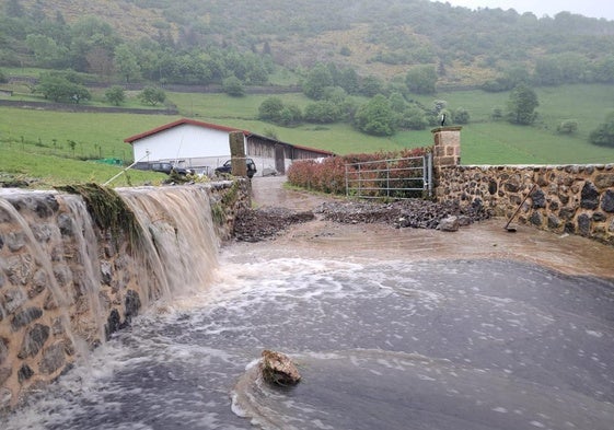 Al menos tres caseríos del barrio de Gesaltza, en Arantzazu, se vieron afectados por la entrada de agua