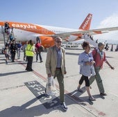 Un grupo de pasajeros desciende de un avión de EasyJet.
