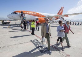 Un grupo de pasajeros desciende de un avión de EasyJet.