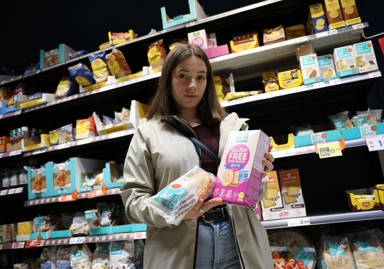 Leire Sánchez posa con productos sin gluten mientras hace la compra en un supermercado de San Sebastián.