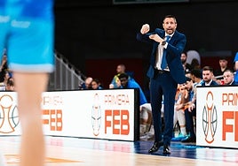 Natxo Lezkano da instrucciones durante el partido del Inveready ante el Estudiantes en Madrid.