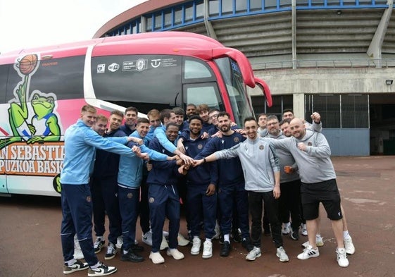 El técnico y los jugadores del GBC poco antes de partir hacia Madrid.