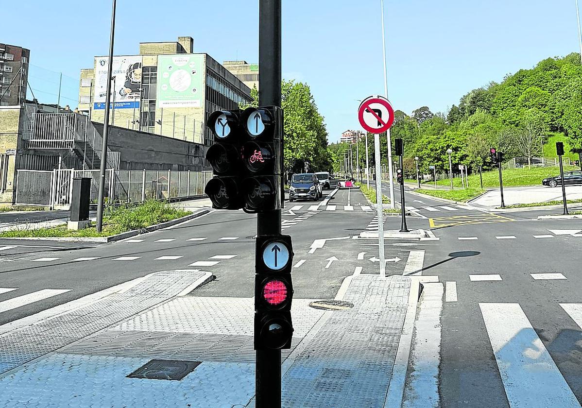 El semáforo «jeroglífico» en la plaza Aita Donostia en el que «no pasan más de cinco coches»