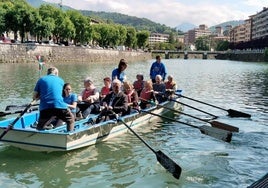 Algunos de los participantes que a principios de este mes se subieron al bote dentro de la actividad de Nagusilan, TAK-Oria y Ayuntamiento.