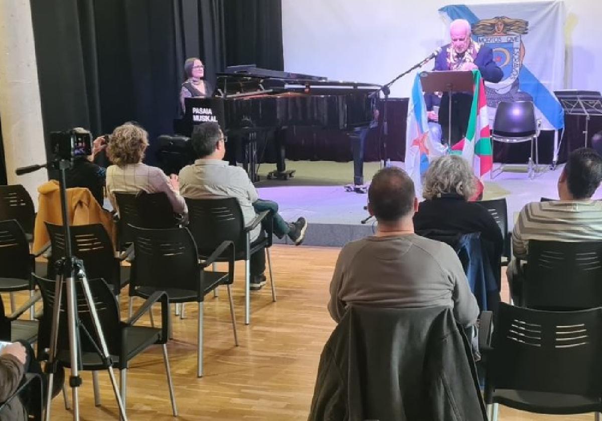 Xosé Estévez durante la lectura de una poesía escrita en gallego.