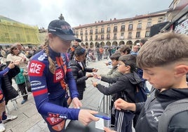 Pequeños aficionados hicieron acopio de un buen número de firmas de las mejores ciclistas del mundo este jueves.