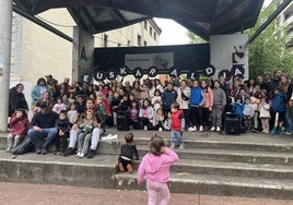 Herritarrak eta eragile desberdinak Euskaraldiaren hasiera bultzatzeko familia argazkian, ostegunean, irekiera ekitaldian.