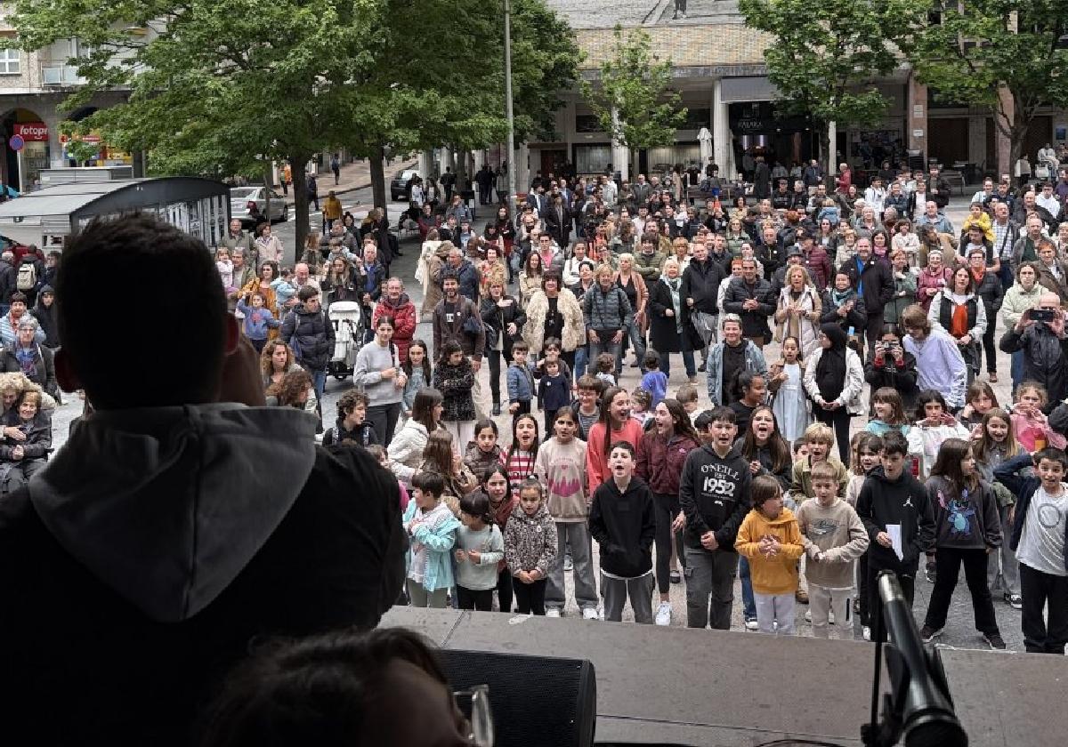 Decenas de eibarreses se concentraron en Unzaga para vivir la apertura de Euskaraldia con animación musical, lectura de manifiestos y reparto de las emblemáticas chapas.