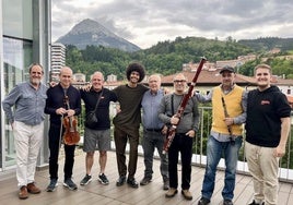 Jon Mestre, del hombro con Arturo Goicoechea, con algunos veteranos y Txomin Maidagan a la derecha.