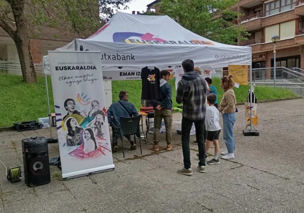 Euskaraldiaren postua, egunotan Oñatiko kaleetan.